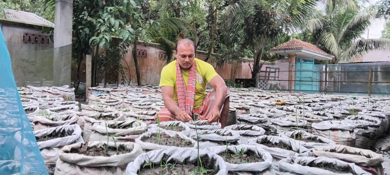 সাংবাদিকতা সামলে সফল উদ্যোক্তা নীলফামারীর জুয়েল আহমেদ