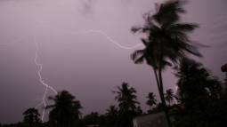 সন্ধ্যার মধ্যে ৬০ কিলোমিটার বেগে ঝড়ের আভাস