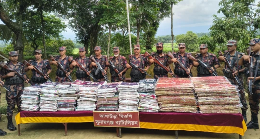 সুনামগঞ্জের রঙ্গারচর ও বোগলা বিজিবি”র পৃথক দুটি অভিযানে ৬৫ লাখ ১২ হাজার টাকার ভারতীয় শাড়ি ও গরু আটক